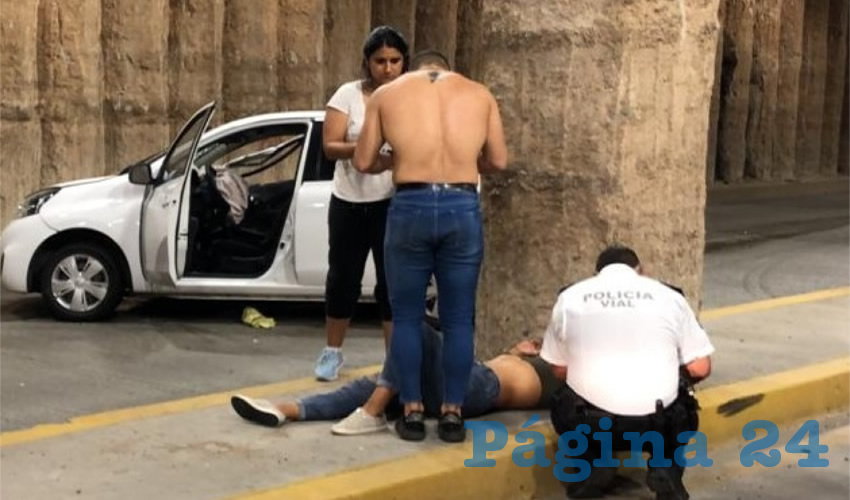 Una mujer resultó herida, al estamparse un auto en el paso a desnivel de avenida Aguascalientes Poniente y calle Salvador Quezada Limón