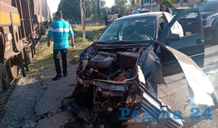 Así quedó el coche Volkswagen Jetta, que manejaba Francisco “N”N””, de 66 años, tras ser embestido por el gusano de acero, en Pabellón de Arteaga