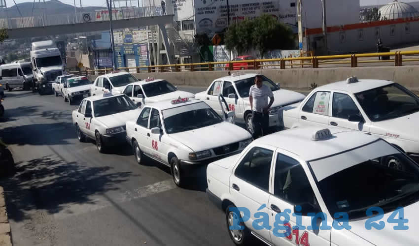 Integrantes del gremio de taxistas se manifestaron en el bulevar metropolitano frente a las oficinas de la Secretaría del Bienestar, delegación Zacatecas, para exigir apoyos del programa de Crédito a la Palabra para amortiguar el golpe al bolsillo por la pandemia (Foto: Cortesía)
