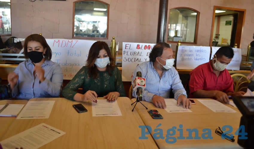 Integrantes del Movimiento Democrático Magisterial de Zacatecas (MDMZ) con apoyo del Bloque Plural de Lucha Social y Sindical, expusieron un pronunciamiento nutrido de varias quejas contra la Secretaría de Educación local (Seduzac) y de la Fiscalía General de Justicia del Estado (FGJEZ) (Foto: Merari Martínez)