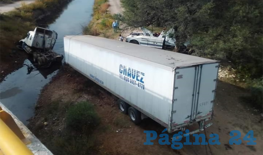 El tractocamión salió de la carretera federal 45 norte, en el libramiento a Rincón de Romos, y cayó a un desnivel para terminar el tractor sobre un arroyo
