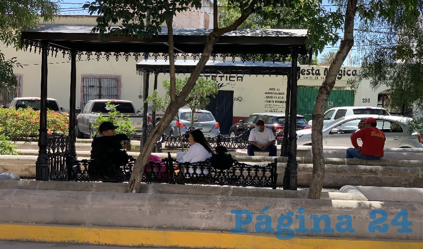 Alameda de Guadalupe se ha convertido en un centro de reunión de personas, que pese a las recomendaciones de las autoridades del Sector Salud de evitar acudir a lugares públicos por la pandemia, este espacio es un descontrol (Foto: Cristo González)