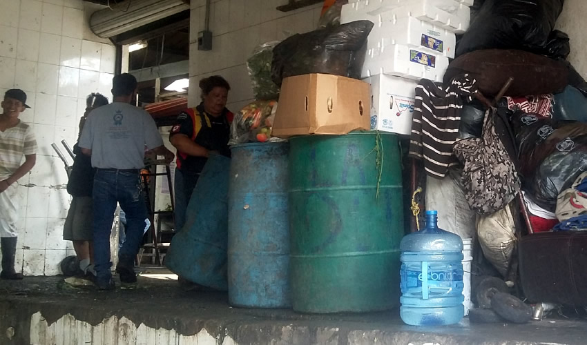 Aseguran que sí hay quienes llegan en camionetas a dejar desperdicios, incluso muebles y colchones, pero que no son vecinos, pues se trata constantemente de las mismas personas, es decir, como si estos se dedicaran a recoger basura y cacharros/Foto: Francisco Tapia