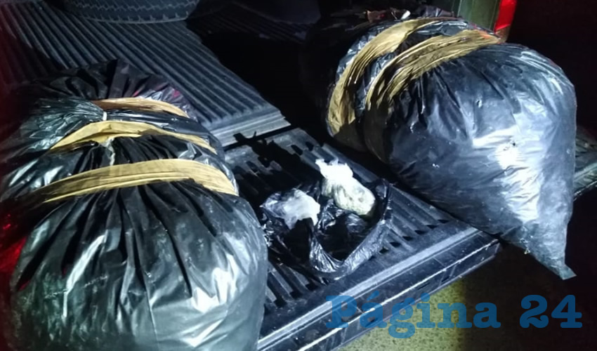 Las dos bolsas con la cannabis, que encontraron policías en una camioneta Chrysler Town & Country