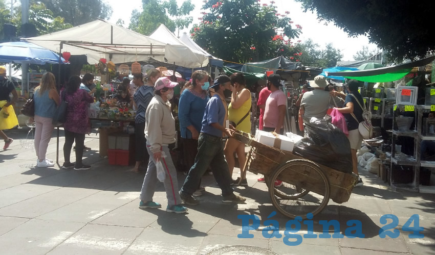 En el centro de Tonalá, los comerciantes ambulantes que tienen permisos para vender son “hostigados” por inspectores municipales del área de Espacios Abiertos; incluso entre los entrevistados se dijo que “hay quienes quieren pagar, pero no les han permitido regularizarse”/Fotos: Francisco Tapia