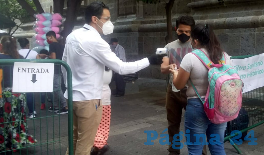 Desde las 10:00 hasta las 17:00 horas, trabajadores del ayuntamiento se instalaron en 21 puntos, repartiendo gel antibacterial, tomando la temperatura y obsequiando cubrebocas para aquellos que deseaban entrar a la zona y no lo traían/Fotos: Francisco Tapia