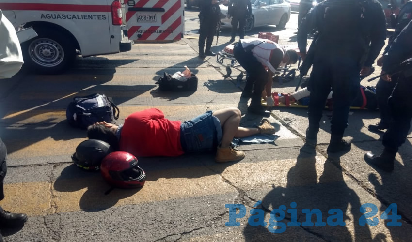 Dos motociclistas se estamparon contra un vehículo que les cerró el paso, sufriendo fracturas de pierna