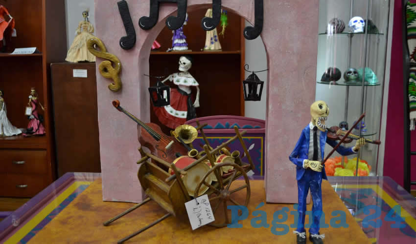 Los interesados en adquirir alguna pieza artesanal referente al Día de Muertos, puede acudir a las instalaciones de la Casa de las Artesanías, ubicada a un lado del Teatro Fernando Calderón, en un horario de 10:00 a 20:00 horas