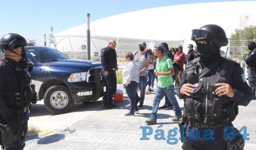 Policías municipales llegaron y sacaron a reporteros del lugar para luego retirarse