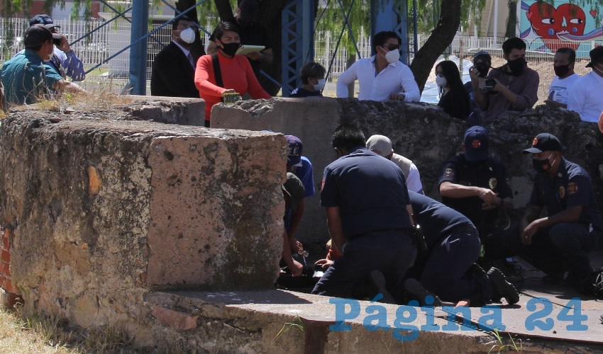 Llegó personal de rescate y comenzó a martillar la tapa del pozo