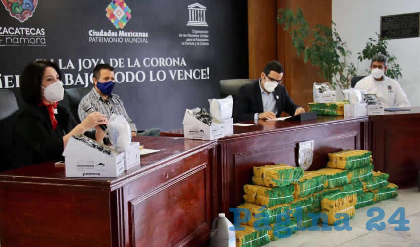 Ulises Mejía Haro ha recibido un donativo especial de la empresa minera Capstone Gold, que en una muestra de solidaridad social, hizo entrega de 500 guantes de carnaza tipo operador, 224 gafas de protección, mil cobrebocas tricapa de grado quirúrgico y mil guantes de nitrilo, para proteger a los trabajadores del área de recolección de residuos sólidos y barrido manual, quienes se encuentran en la primer línea de batalla contra el virus durante sus jornadas laborales