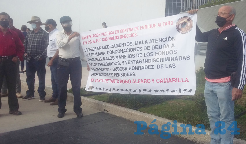 Decenas de adultos mayores protestaron afuera del Instituto de Pensiones para exigir al gobierno de Jalisco que sea transparente en el manejo de los recursos de los trabajadores, pues hace falta personal médico y escasean los fármacos, tronaron/Foto: Francisco Tapia