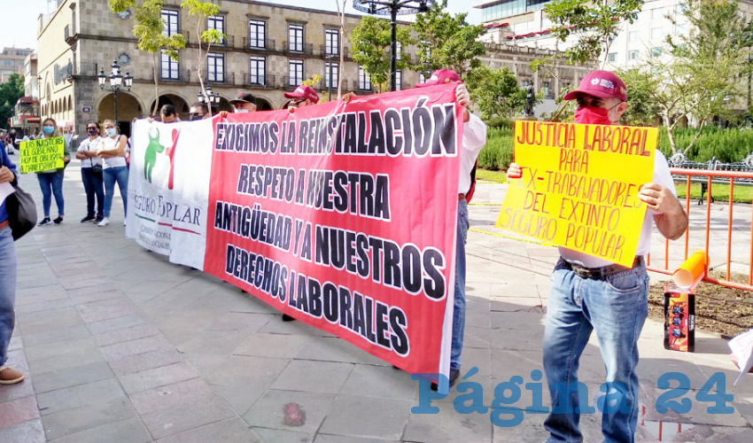 Un grupo de ex trabajadores del desaparecido Seguro Popular se manifestaron a las afueras de Palacio de Gobierno, con el fin de alzar la voz y solicitar a autoridades estatales mesas de trabajo, pues desde marzo se quedaron sin empleo y con puras promesas al aire/Foto: Elizabeth Ríos Chavarría