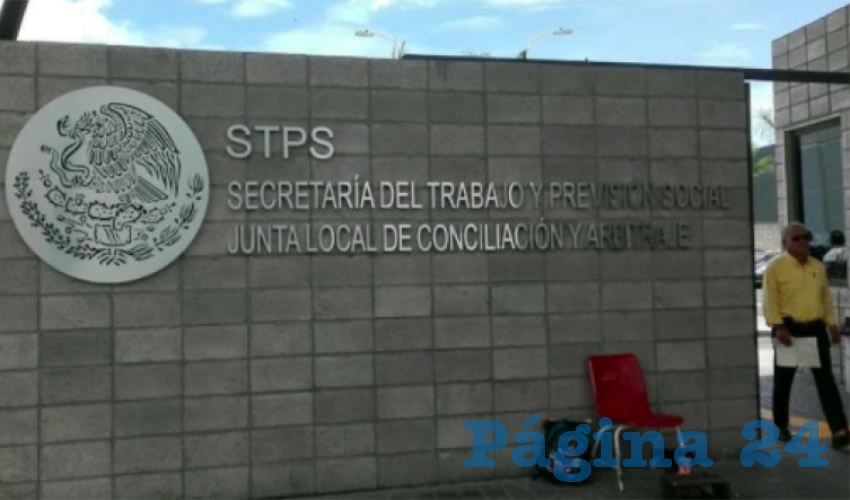 Afuera de la Junta Local de Conciliación y Arbitraje muchos usuarios se quejaron de que sus juicios se han alargado sin tener respuesta, algo que atenta contra el “plazo razonable” de los debidos procesos en el acceso a la justicia/Foto: Cortesía