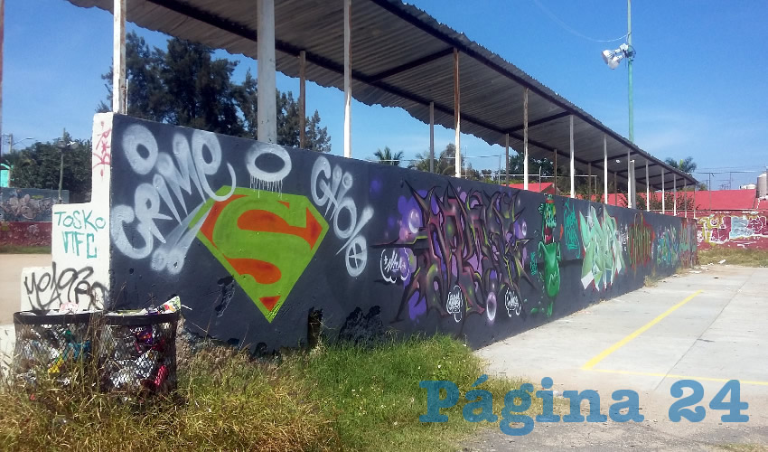 Antes era un lugar de esparcimiento saludable; hoy, la unidad deportiva de Loma Dorada apesta a droga quemada y es refugio de criminales. Piden al ayuntamiento de Tonalá que le dé mantenimiento para que niños y jóvenes ocupen su tiempo sanamente/Foto: Francisco Tapia