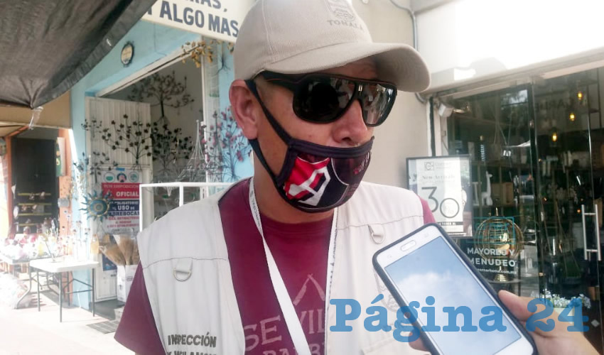 “La mayoría de comerciantes tienen su permisos, a ellos no se les molesta para nada, los permisos de los ambulantes es para eso, para que sean ambulantes, pero ellos se establecen en un sitio donde los comerciantes que están establecidos les tapan sus entradas”, explicó Pablo, inspector entrevistado/Fotos: Francisco Tapia