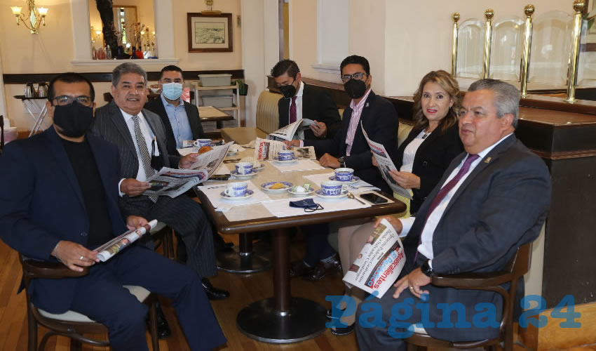 Adri&aacute;n Hern&aacute;ndez Varela, director de Administraci&oacute;n y Finanzas; Juan Antonio Arroyo, Jorge de la Cruz Medrano, Enrique Ortega Gonz&aacute;lez, director Jur&iacute;dico; Ulises Reyes Esparza, director de Carrera Magisterial; Ma. de Lourdes Carmona Agui&ntilde;aga, directora de Servicios Educativos; y Enrique Moran Faz, director de Planeaci&oacute;n y Evaluaci&oacute;n del IEA; todos funcionarios del Instituto de Educaci&oacute;n de Aguascalientes desayunaron en Sanborns Francia