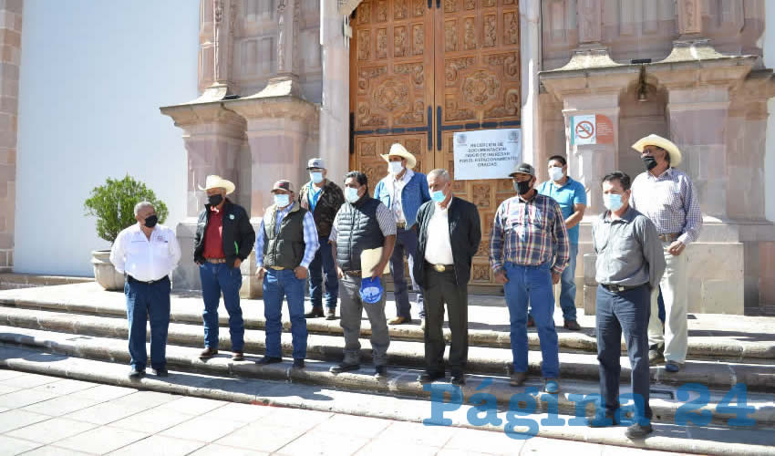 En conferencia de prensa en la explanada de la Legislatura estatal, representantes de distintos ejidos, comunidades y productores campesinos, entregaron un oficio a los diputados locales para pedir que se considere la garantía del precio de frijol que se había prometido (Foto: Merari Martínez)