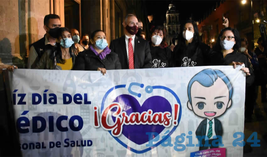 Un grupo de admiradoras de Hugo López-Gatell le llevó serenata afuera de Palacio Nacional como obsequio del Día del Médico (Foto: Daniel Augusto/ Cuartoscuro)