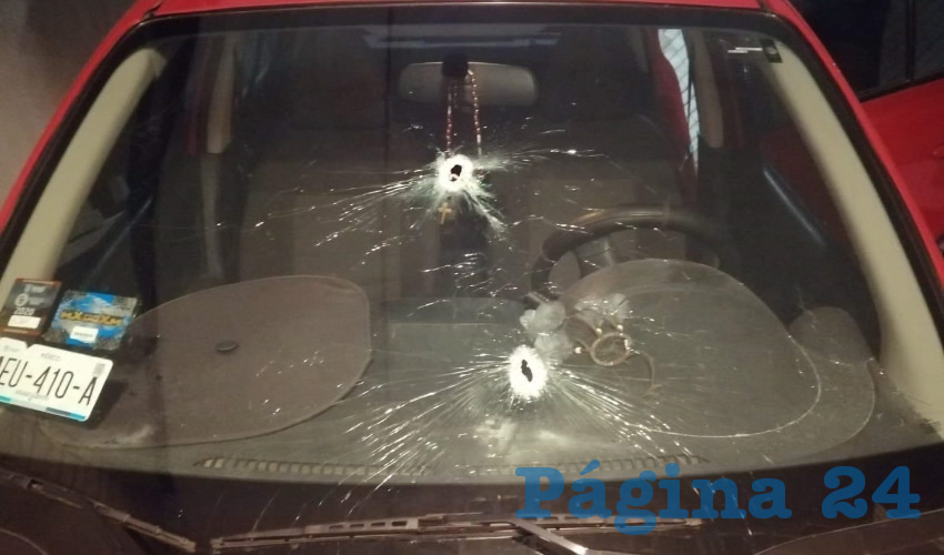 Los dos balazos en el parabrisas del automóvil Nissan March