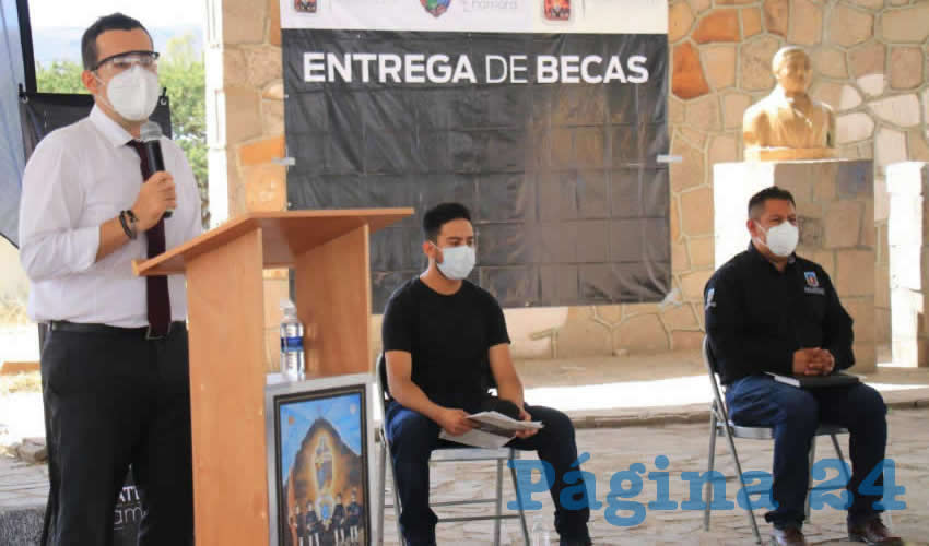 Ulises Mejía Haro ha impulsado el programa “Becas de la Esperanza”, para beneficiar a un total de 100 jóvenes en el municipio, que de manera equitativa podrán acceder a un ingreso de 2 mil 400 pesos para cubrir gastos de alimentación y traslados durante esta temporada de contingencia