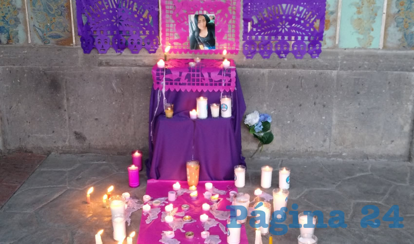 Colocaron un altar con veladoras para Bianca afuera de palacio municipal, a modo de ofrenda y exigencia