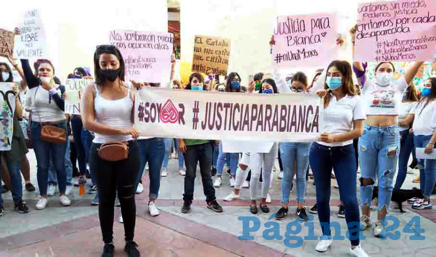 Decenas de personas se plantaron afuera de la presidencia municipal de Tonalá para exigir justicia por el asesinato de Bianca a manos de su pareja sentimental, ya que hasta el momento las autoridades no han atrapado al responsable/Fotos: Elizabeth Ríos Chavarría