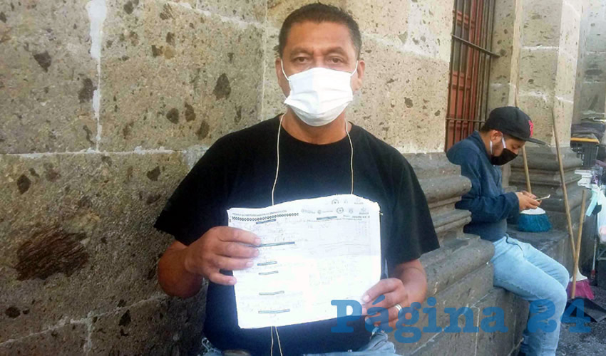 “No traigo los vidrios polarizados, y aun así me multaron por supuestamente traerlos”, denunció Miguel Ángel Hernández, conductor del transporte público; según él y otros compañeros, los oficiales de la policía vial dicen que hay órdenes expresas de que se levanten folios “a como dé lugar”, lo cual dijo, es un atropello a sus derechos/Foto: Francisco Tapia