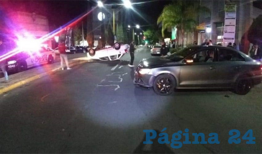 La colisión y la posterior volcadura ocurrieron en el cruce de avenida Las Américas y calle República de Colombia; por fortuna nadie resultó herido