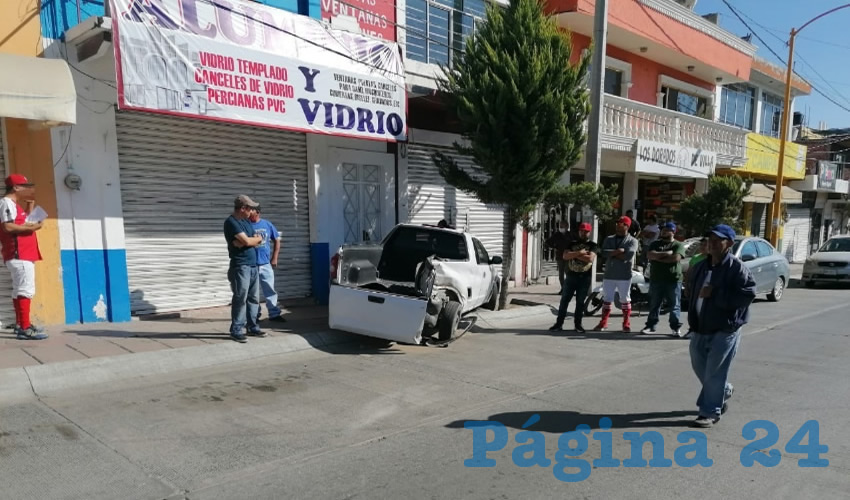 La unidad fue arrojada a un costado y casi se estamp&oacute; contra un negocio