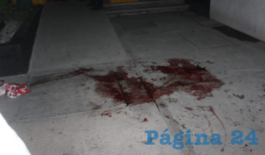 Manchas de sangre que quedaron en el lugar, prueba del nivel de violencia que alcanzó la pelea campal