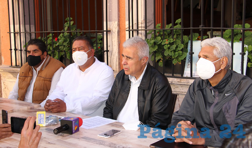 José Narro Céspedes, senador de la República, descartó totalmente estar inmiscuido en la “guerra sucia” contra David Monreal Ávila, coordinador nacional de Ganadería y quien aspira nuevamente a la candidatura por la gubernatura del estado, y sostuvo que no habla a espaldas de “los Monreal” (Foto Rocío Castro)