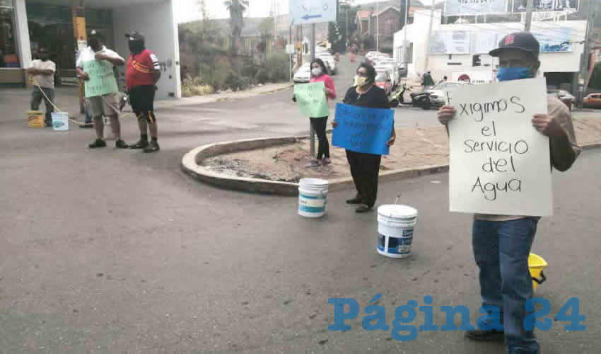 Vecinos de las colonias Gavilanes y Camilo Torres en Guadalupe, reclaman por el pésimo servicio de la Junta Intermunicipal de Agua Potable y Alcantarillado de Zacatecas (Jiapaz), debido a que desde hace un mes carecen del vital líquido (Foto: Cristo González)