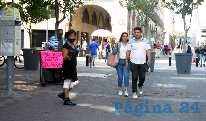 En distintos puntos de la ciudad se aprecia la misma imagen: decenas de personas aglomeradas, sin que buena parte de ellas se apeguen a las medidas para contener el COVID, como el uso del cubrebocas, respetar sana distancia o salir a comprar solamente lo esencial/Fotos: Francisco Tapia