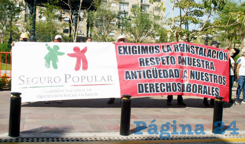 Decenas de trabajadores del extinto Seguro Popular se plantaron nuevamente afuera de Palacio de Gobierno para exigir su reinstalación en el sector salud, pero sólo han recibido desdén por parte de las autoridades/Foto: Francisco Tapia