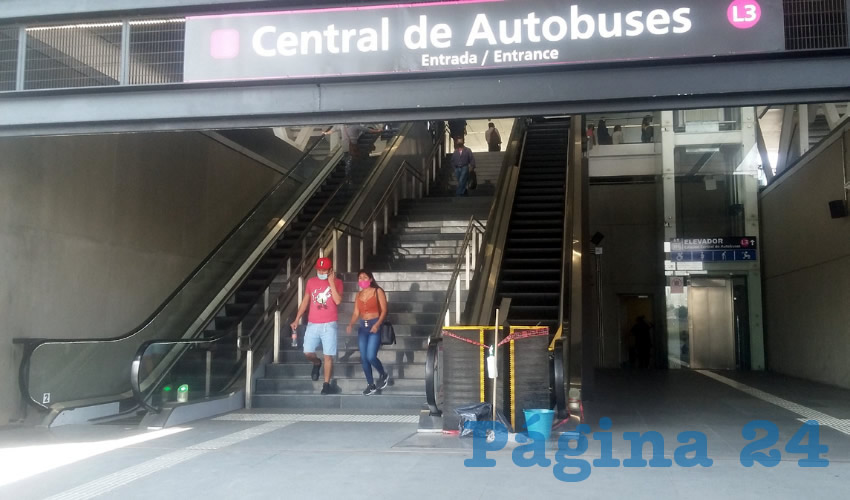 “Por qué está pasando esto si se gastaron no sé cuántos millones de pesos, y para que no sirvan ni las escaleras, pues peor”, fue la opinión generalizada de quienes pretendían subirse a esta estación de la línea 3 del tren ligero/Foto: Francisco Tapia