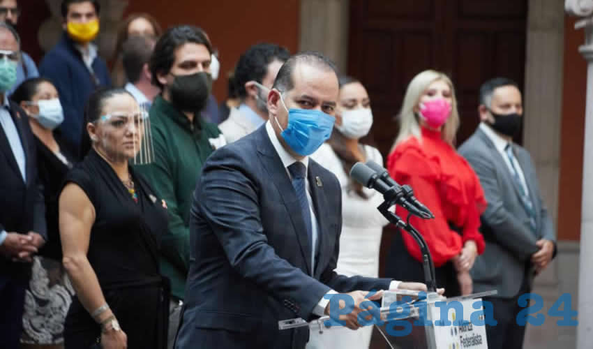 El gobernador estuvo acompa&ntilde;ado de actores sociales, ciudadanos, presidentes municipales, representantes de c&aacute;maras y colegios de profesionistas