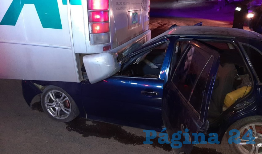 El coche Volkswagen Pointer quedó debajo del autobús de transporte de personal SIA, en la comunidad Brownsville, Jesús María