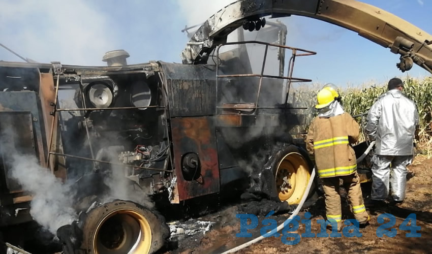 El fuego arras&oacute; con una m&aacute;quina ensiladora y un tractor