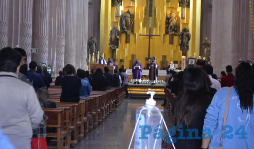Ayer al mediodía, se realizó la misa de exequias del presbítero Luis Salazar Santoyo en la Catedral Basílica de Zacatecas a la que el acceso fue restringido para guardar las medidas de sana distancia y protocolos de salud (Foto: Merari Martínez)