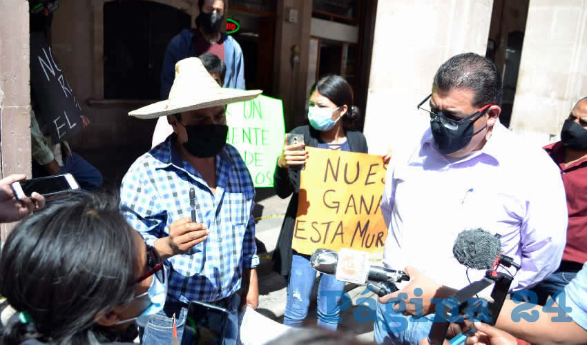Juan Martínez, habitante de Cicacalco, refirió que sí han logrado el diálogo con la LXIII Legislatura, sin embargo, la problemática continúa ya que la contaminación sigue en el relleno sanitario tipo C, ubicado en Tlaltenango (Foto: Merari Martínez)
