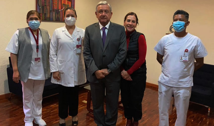 El presidente Andrés Manuel López Obrador y su esposa, la doctora Beatriz Gutierrez Müller, fueron vacunados contra la influenza