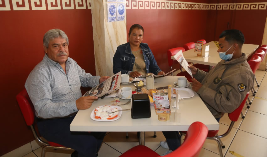 Francisco Solórzano, Gloria Plácido Vázquez, presidenta de la asociación Mujeres Siempre Activas; y Jantzun Guadalupe Acosta Plácido compartieron el primer alimento del día en el restaurante Mitla