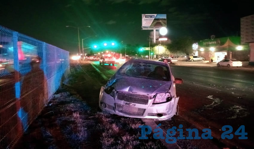 En la comunidad Jesús Gómez Portugal, en Jesús María, el auto Chevrolet Aveo que manejaba un borracho, derribó la malla ciclónica y terminó en los carriles de contraflujo