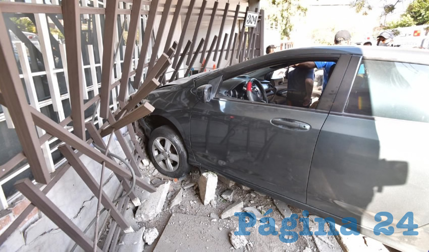 Armando &ldquo;N&rdquo; &ldquo;N&rdquo;, de 75 a&ntilde;os de edad, choc&oacute; su autom&oacute;vil contra una camioneta y un coche y termin&oacute; estrellado en la fachada de una vivienda, en la colonia Del Trabajo 