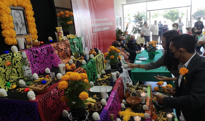El presidente del CDE del PRI, Herminio Ventura Rodr&iacute;guez, con profunda emoci&oacute;n agradeci&oacute; el homenaje a su hijo Adri&aacute;n Ventura D&aacute;vila