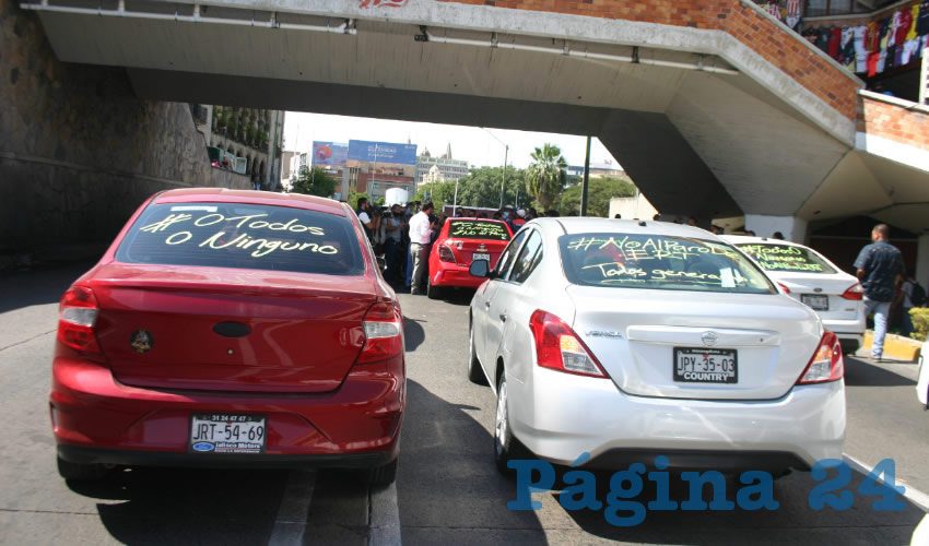 Alrededor de un centenar de conductores de este servicio se manifestaron en distintos puntos de la ciudad para exigir al gobernador Enrique Alfaro que entre en razón; sin embargo, pese a que los “atendieron” en la Secretaría de Transporte, el decreto no se modificará/Foto: Francisco Tapia