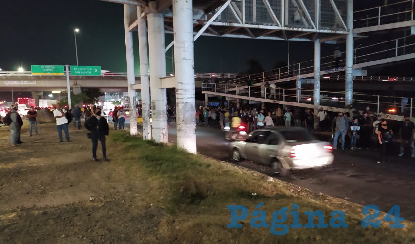 En las paradas de camiones se observaron largas filas para abordar. Y es que muchas de las personas tuvieron que salir antes de trabajar para poder agarrar un camión que los transportara a su casa, ya que en punto de las nueve de la noche se suspendió el servicio de transporte. Varias avenidas parecían enormes estacionamientos/Foto: Especial