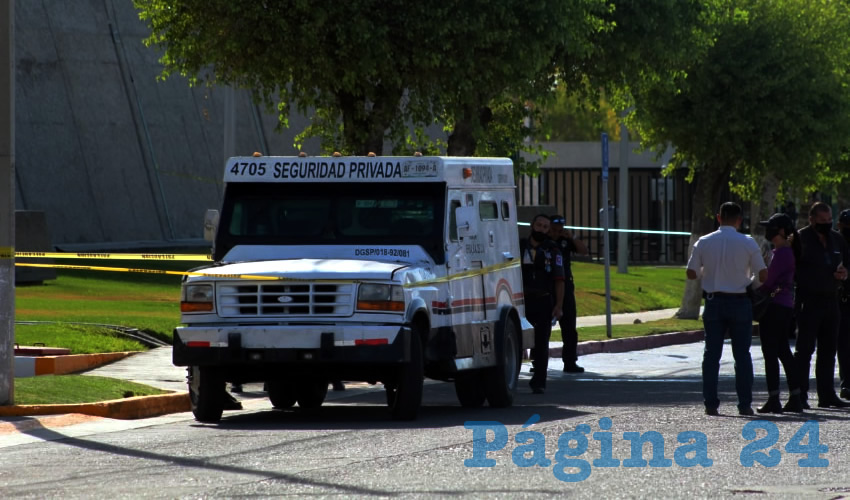 El cami&oacute;n de valores de la empresa Sepsa, a un costado del Inegi que en vano intentaron saquear tres pistoleros