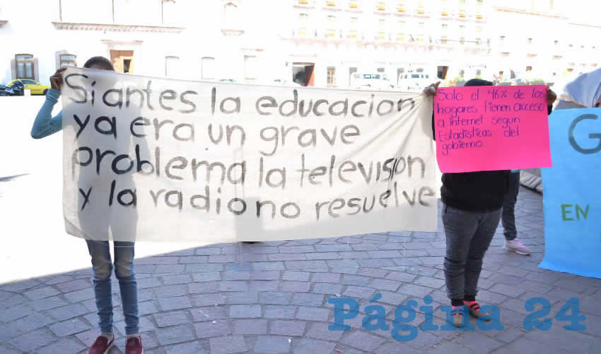 Rebeca Esquivel, madre de familia, precisó que la finalidad de la protesta tiene el objetivo de que el gobierno del estado a cargo de Alejandro Tello Cristerna, vea que “se están violentando los derechos de los niños y de los padres de familia al vivir una situación estresante al no poder ayudar a sus hijos en su educación” (Foto: Merari Martínez)